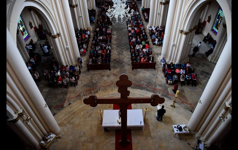 Colombianos asisten a una misa en el Santuario de Nuestra Señora de Lourdes, en Bogotá.