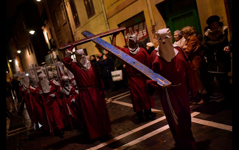 Penitentes de la ''Hermandad del Señor'' participan en una procesión por el inicio de la Cuaresma en Pamplona, España.