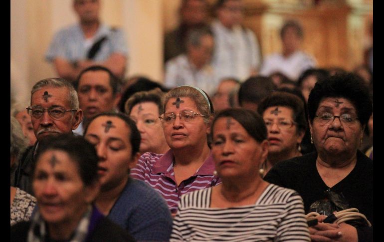 Católicos alredor del mundo acudieron a los templos en busca de la ceniza, con la que conmemoran el inicio de la Cuaresma. Hondureños acuden a la Catedral San Miguel Arcángel de Tegucigalpa.