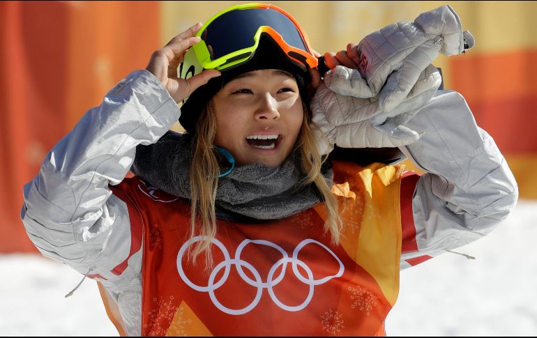 Chloe Kim se convirtió en la sensación no sólo por su medalla de oro, sino porque en medio de las competencias, estuvo activa en su cuenta de Twitter. AFP