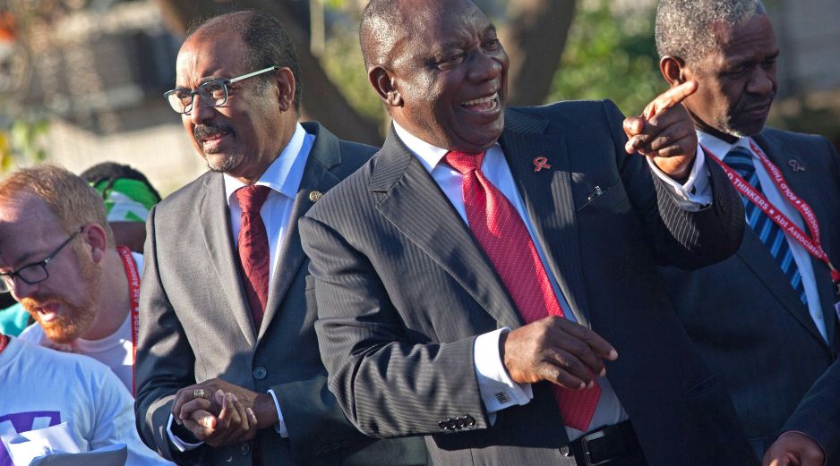 Fotografía de archivo del entonces vicepresidente sudafricano, Cyril Ramaphosa (c), quien se perfila como el sucesor de Zuma, durante un acto en Durban, Sudáfrica. EFE/K. Ramaphosa