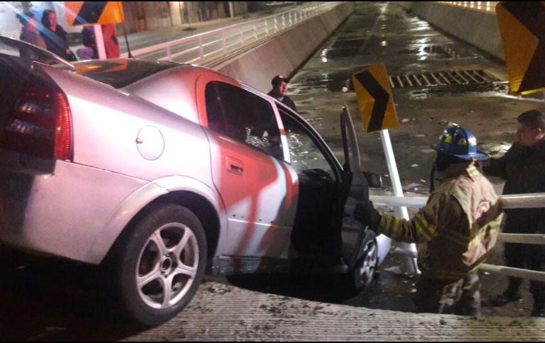 El auto involucrado en el incidente cae en un canal metros más adelante del punto del incidente. ESPECIAL / Policía de Tlajomulco
