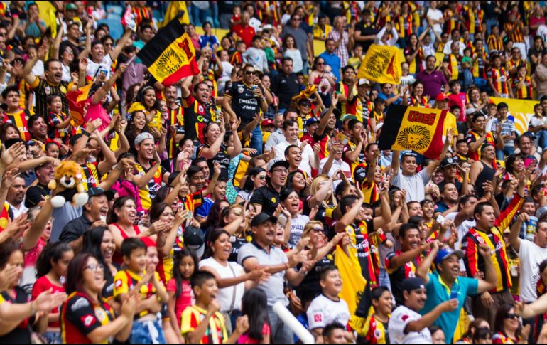 El futbol es un espectáculo que despierta pasiones y rivalidades, pero también una industria que mueve al año más de 500 mil MDD, además de ser un fuerte generador de empleos. EL INFORMADOR / ARCHIVO