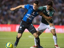 Stum (I) cree que Querétaro debía recurrir incluso a las faltas si era necesario para mantener la ventaja en el marcador. MEXSPORT/O. Martínez