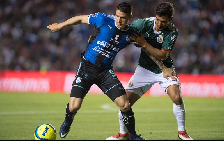 Stum (I) cree que Querétaro debía recurrir incluso a las faltas si era necesario para mantener la ventaja en el marcador. MEXSPORT/O. Martínez