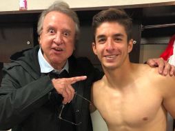 Isaac Brizuela (D) afirmó que Carlos Villagrán (D) es un ''ídolo'' que marcó su niñez. TWITTER/@@brizuela27_cone