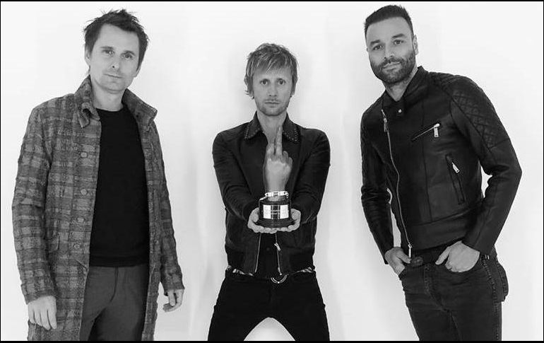 El video retrata una infecciosa historia de amor de los 80’s, rodeada de luces de neon. MUSE.