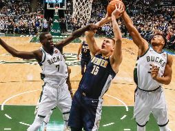 Nikola Jokic (c) alcanzó un triple doble en la primera mitad. EFE / T. Maury