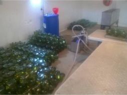 El inmueble en el que se encontró el supuesto tequila, que no cumplía con la norma, fue clausurado. TWITTER / @FiscaliaJal