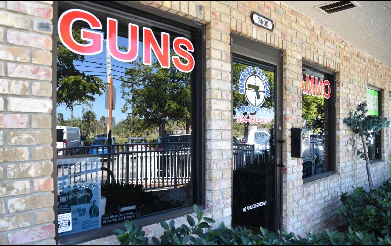 La posibilidad del joven de 19 años pudo adquirir un arma de fuego de ese poder, ha cuestionado la solidez del proceso de verificación, en especial ante revelaciones de su inestabilidad emocional. AFP / M. Sandberg