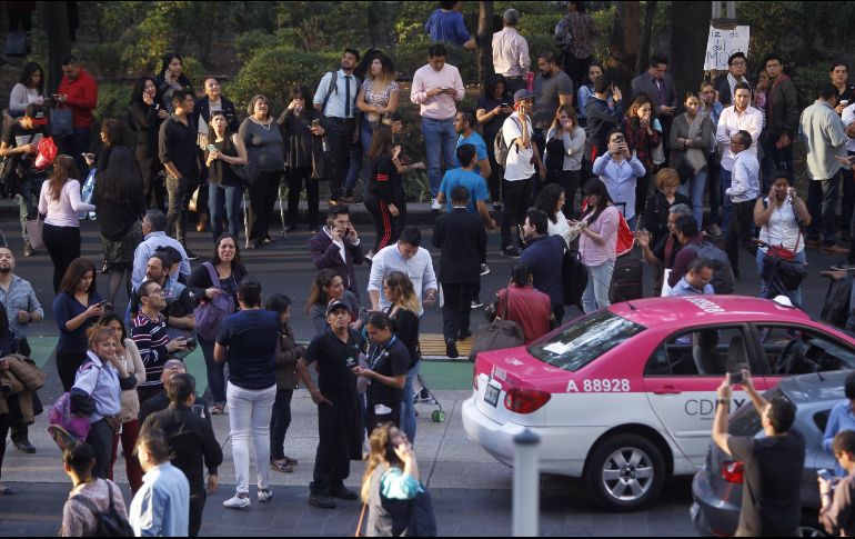 Personas desalojaron un centro comercial en la Ciudad de México tras el temblor presentado la tarde de este viernes.  EFE / S. Gutiérrez