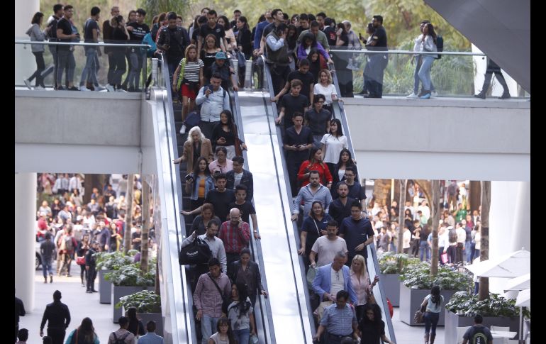 Personas desalojan un centro comercial tras el temblor. EFE / S. Gutiérrez