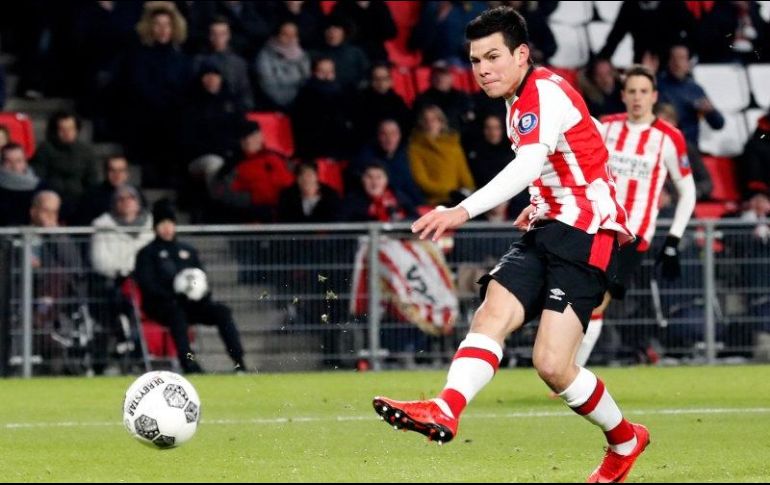 El mexicano fue expulsado al dar un manotazo a un defensa rival. TWITTER/@PSV