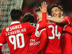 Jiménez (D) anota el gol que cierra la cuenta del Benfica, al minuto 90. EFE/M. Cruz