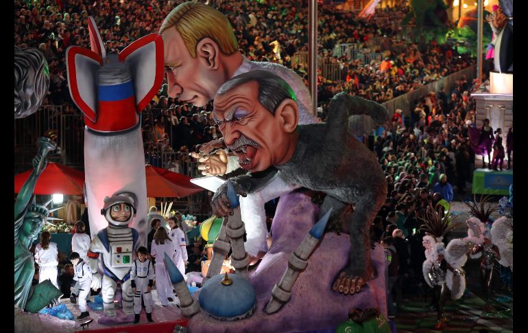 La gente mira la carroza 