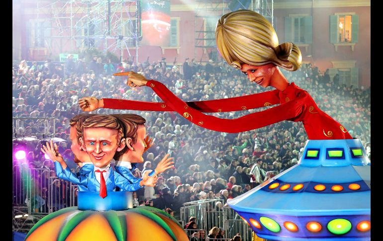 Carroza en la que se visualiza al presidente francés Emmanuel Macron y a su esposa Brigitte. EFE / S. Nogier