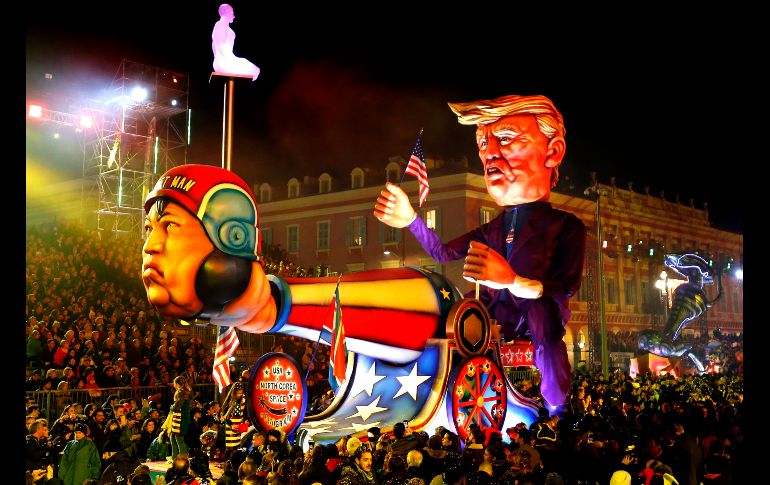 Este carro está caracterizado por el presidente de Estados Unidos, Donald Trump, y el líder norcoreano Kim Jong-Un. EFE / S. Nogier