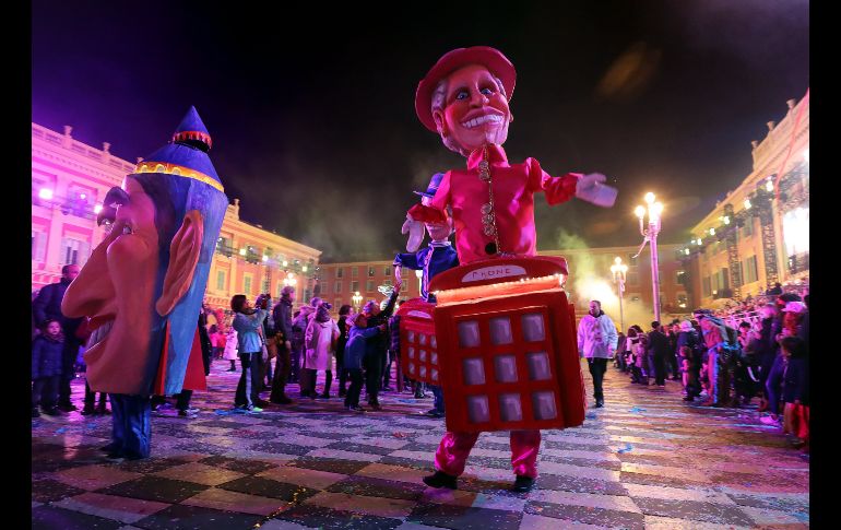 Bailarines con disfraces participan en el festival de Niza. EFE / S. Nogier