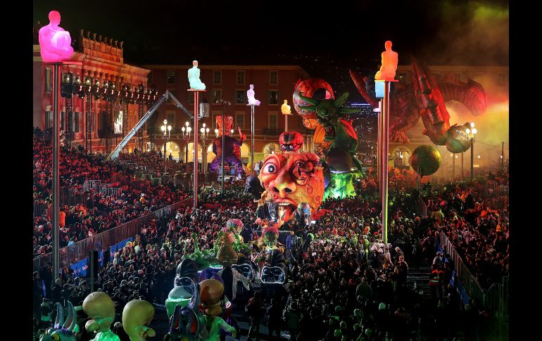 Seres extraterrestres también formaron parte del festejo. EFE / S. Nogier