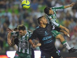Acción del partido entre León y Gallos Blancos en el estadio Nou Camp. MEXSPORT/I. Ortiz