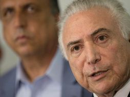 Temer habla con periodistas a la salida de una reunión en Río con el gobernador local y diversos ministros. AP/L. Correa