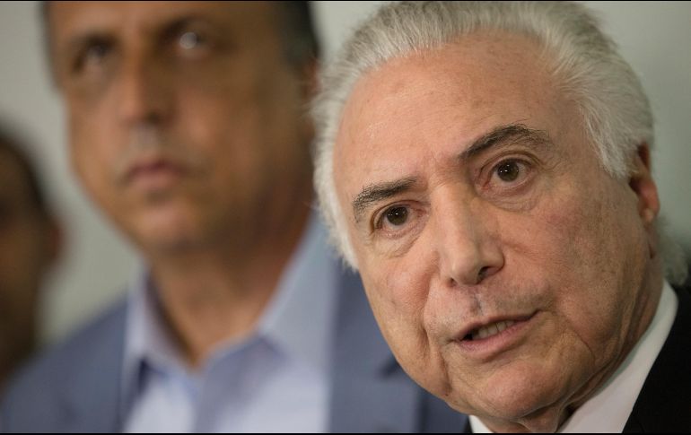Temer habla con periodistas a la salida de una reunión en Río con el gobernador local y diversos ministros. AP/L. Correa