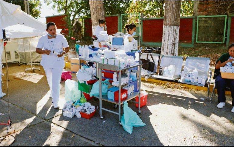 Cuidados. Un puesto de socorro improvisado en Santiago Jamiltepec, para atender crisis por el sismo de 7.2 grados del viernes. AFP