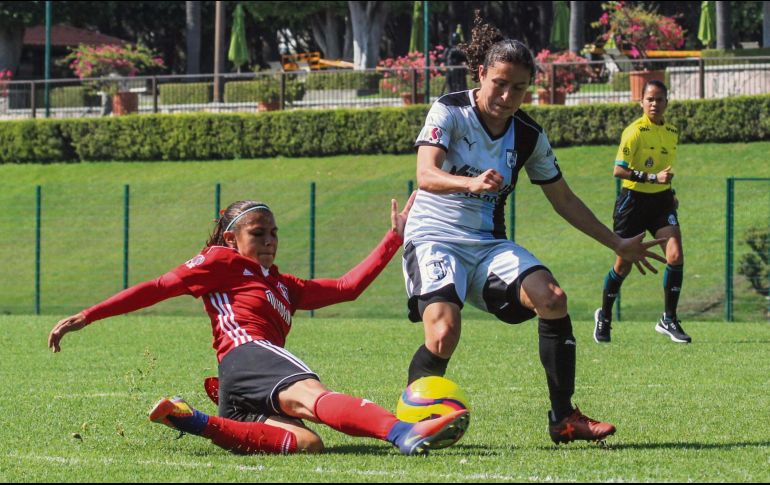 Las jugadoras de Atlas y Querétaro se brindaron en la cancha, pero al final sólo repartieron unidades. EL INFORMADOR/G. Gallo