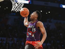 Donovan Mitchell cerró la noche imitando a Vince Carter, clavada con la que amarró el trofeo. AP