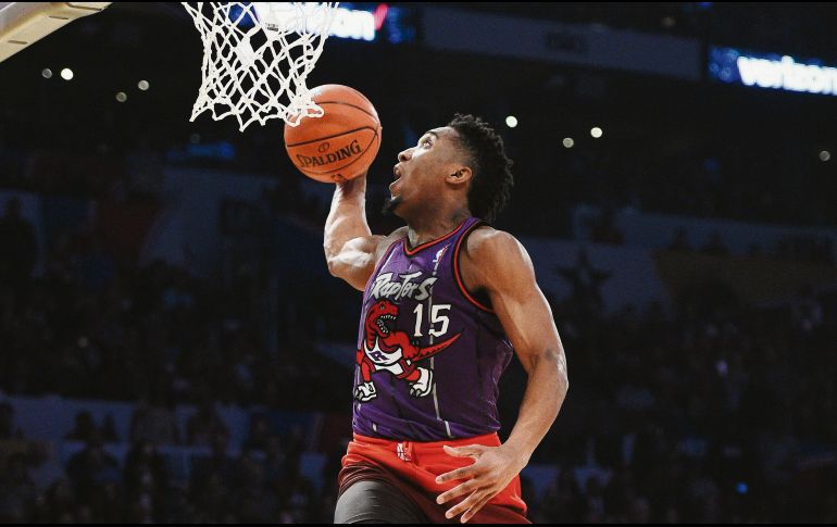 Donovan Mitchell cerró la noche imitando a Vince Carter, clavada con la que amarró el trofeo. AP