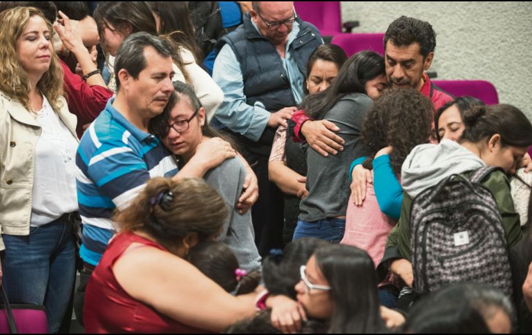 Actividad. Como parte de la dinámica, padres e hijos reflexionaron sobre las emociones y concluyeron con un abrazo. ESPECIAL
