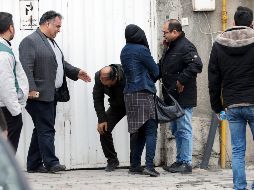 Familiares de los pasajeros fallecidos en el vuelo lloran mientras esperan novedades de la búsqueda del aparato. EFE/A. Taherkenareh