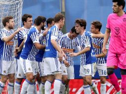 Los jugadores de la Real Sociedad celebran el gol conseguido por Juanmi Jiménez, ante el Levante. EFE/J. Herrero