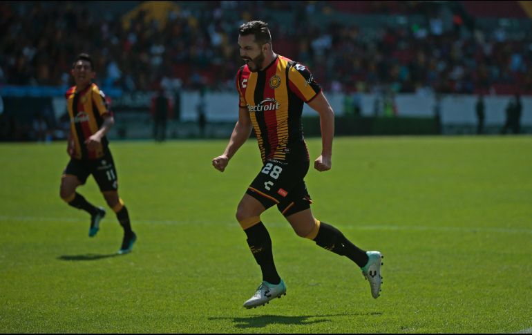 Rugen fuerte. Valadez celebra el tercer gol de UdeG. EL INFORMADOR/F. Atilano