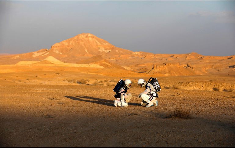 Investigadores israelíes participan en el proyecto D-MARS, que simula las condiciones de vida de Marte, en Mitzpe Ramon, Israel. AFP/M. Kahana
