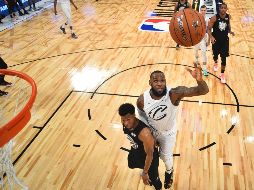 LeBron James “vuela” para clavar el balón ayer, durante la celebración del Juego de Estrellas. AFP