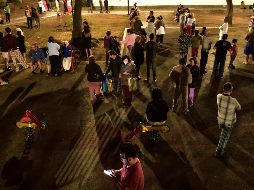 Los capitalinos rápidamente salieron de sus viviendas tras la activación de la alerta sísmica. AFP/P. Pardo