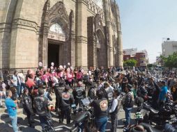 Mientras los motociclistas arreciaban sus motores, decenas de globos rosas viajaron por el cielo. EL INFORMADOR/A. Camacho