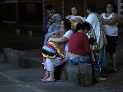 Habitantes de Ciudad de México, tras un movimiento telúrico esta madrugada con epicentro en el estado de Oaxaca. EFE / S. Gutiérrez