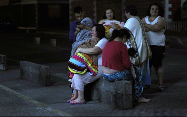 Habitantes de Ciudad de México, tras un movimiento telúrico esta madrugada con epicentro en el estado de Oaxaca. EFE / S. Gutiérrez