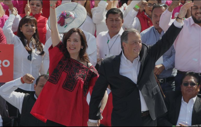 La tradicional blusa tlaxcalteca es bordada a mano por mujeres nahuas originarias de San Isidro Buensuceso, San Pablo del Monte, Tlaxcala. EFE/M. Guzmán
