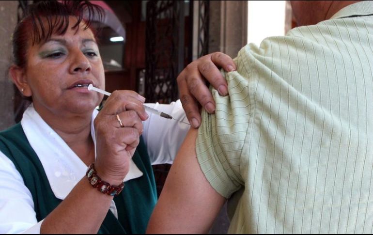 Existen vacunas que no se aplican en la infancia, pero sí durante la adolescencia o la edad adulta, ya que se puede ser más susceptible a enfermedades o infecciones como la influenza, VPH, neumonía y herpes zóster. EL INFORMADOR / ARCHIVO