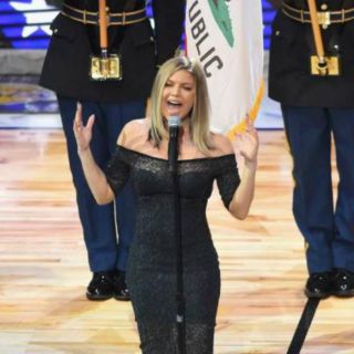Critican a Fergie por su manera de cantar el himno de EU