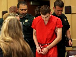 La pareja admite que sabía que Nikolas Cruz tenía un fusil AR-15, pero dicen que le habían ordenado mantenerlo bajo llave. AP / ARCHIVO
