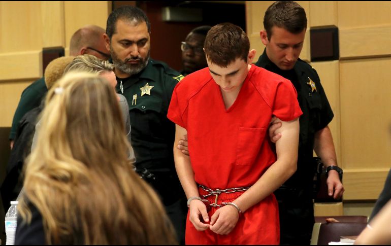La pareja admite que sabía que Nikolas Cruz tenía un fusil AR-15, pero dicen que le habían ordenado mantenerlo bajo llave. AP / ARCHIVO