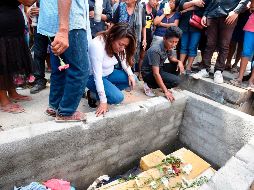 Al intentar aterrizar, el helicóptero se desplomó causando graves daños en tierra. El saldo: 14 personas muertas. AFP / A. Estrella