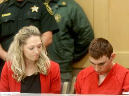 Nikolas Cruz, de 19 años, se sentó con la cabeza gacha durante la audiencia ante la jueza Elizabeth Scherer. EFE / M. Stocker