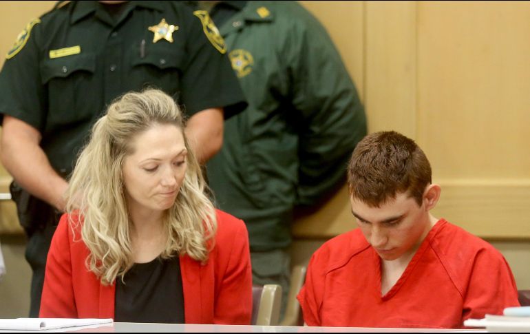 Nikolas Cruz, de 19 años, se sentó con la cabeza gacha durante la audiencia ante la jueza Elizabeth Scherer. EFE / M. Stocker