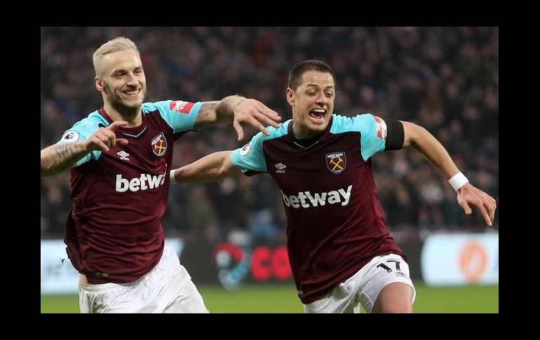 A pesar de los rumores sobre la salida del mexicano, Hernández ha logrado recuperar su olfato goleador. ESPECIAL / www.whufc.com