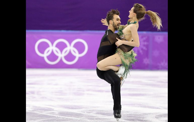 En la parte final de la rutina, cuando Cizeron sostenía a Papadakis, el vestido se desplazó y dejó ver su seno. EFE/EPA/T. Zenkovich